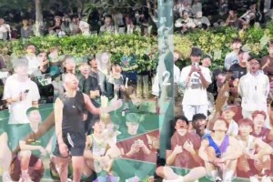 这女孩打球很强也很酷 但第一个拉杆前的转身算不算走步？