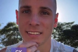 特朗普不太确定C罗坐在哪里，有人立即指向C罗，现场响起掌声！