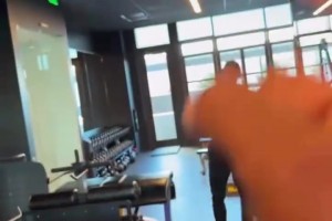 詹姆斯又瘦了？训练中可以看到清晰可见的腹肌